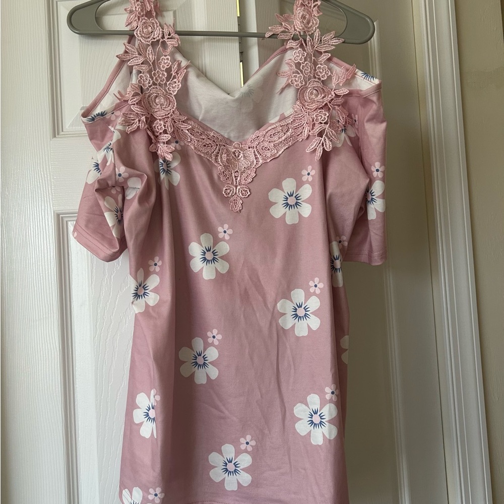 JustFashionNow Pink/Mauve Floral and LaceTop. NWT.